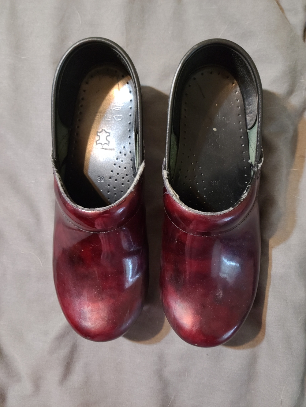Dansko Burgundy Patent Clogs Nursing Comfortable